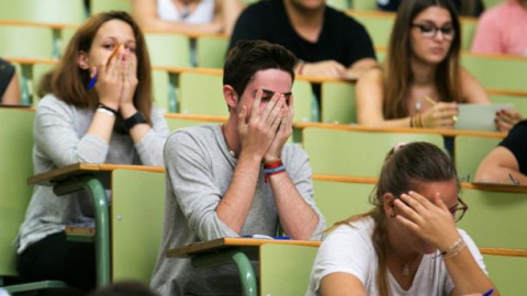 Foto de archivo de un estudiante estresado durante la jornada de Selectividad. EFE