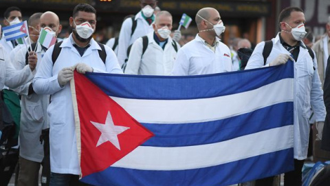 Médicos cubanos durante su llegada a Italia para ofrecer ayuda humanitaria. REUTERS