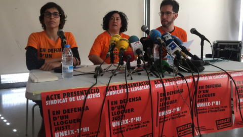 La roda de premsa de presentació del Sindicat de Llogaters i Llogateres. CARLES BELLSOLÀ