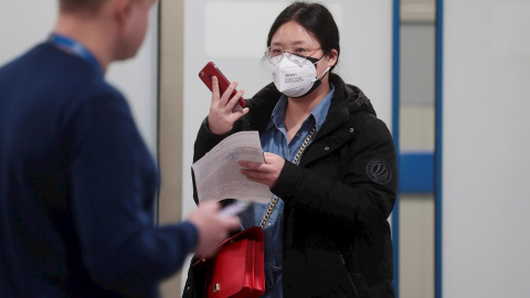 Una pasajera con mascarilla en el aeropuerto de Moscú | EFE