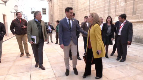 Juanma Moreno a su salida del pleno