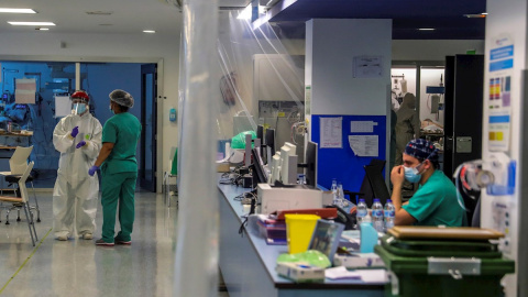 Personal sanitario en una UCI en el Hospital Puerta de Hierro, este jueves durante la vigésima sexta jornada del Estado de Alarma decretado por el Gobierno para frenar la pandemia del coronavirus. EFE/JuanJo Martín