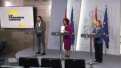 Captura de la señal institucional del Palacio de la Moncloa de la vicepresidenta de Asuntos Económicos y Transformación Digital, Nadia Calviño (d), la portavoz del gobierno y ministra de Hacienda, María Jesús Montero (c), y el vicepresident