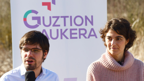20/02/2020.-El secretario general de Podemos Euskadi, Lander Martínez (i), y la candidata a las primarias para liderar las listas a las elecciones vascas, Rosa Martínez (d), durante un acto en el que han presentado a las personas que integr