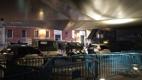 Coches patrulla de la Policía a las puertas del centro La Ingobernable. /TWITTER