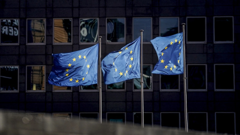 Banderas de la UE, delante del edificio de la Comisión Europea, en Bruselas. AFP/Kenzo Tribouillard