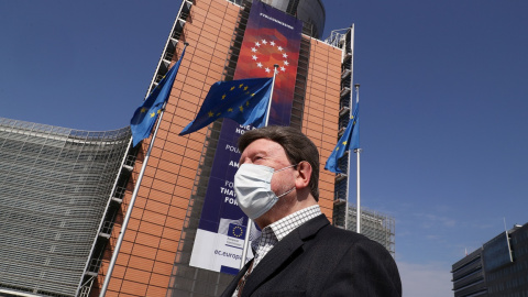 Un hombre cubierto con mascarilla, delante de la sede de la Comisión Europea en Bruselas. REUTERS/Yves Herman