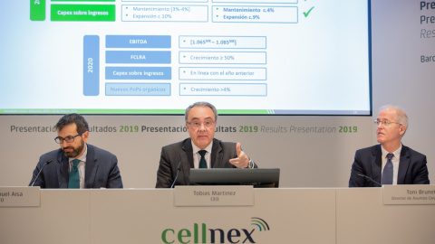 (I-D) El director de Finanzas de Cellnex, José Manuel Aisa, el consejero delegado, Tobías Martínez, y el director de Asuntos Públicos y Corporativos, Toni Brunet, en la presentación de resultados de 2019, en Barcelona. E.P./David Zorrakino