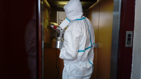 Un efectiu de l'exèrcit de terra fent tasques de desinfecció a la residència Sant Antoni Abad de l'Arboç. ACN/ Roger Segura