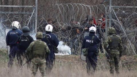 Policías y militares griegos disparan gases lacrimógenos contra migrantes y refugiados en la frontera con Turquía.- EFE/EPA/DIMITRIS TOSIDIS