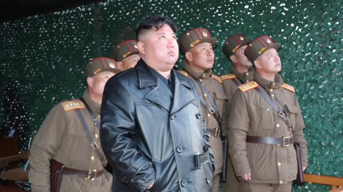 El líder norcoreano Kim Jong Un observa el disparo de presuntos misiles. KCNA/via REUTERS