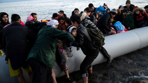 Migrantes de Agfanistán llegan a una playa de Skala Sikamias, en la isla de Lesbos. - REUTERS