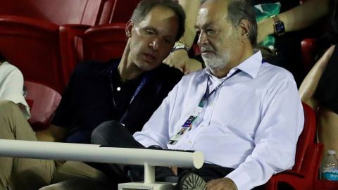 El magnate mexicano Carlos Slim observa uno de los partidos de tenis del reciente Open de Acapulco. REUTERS/Henry Romero