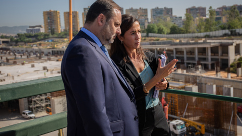 El ministro de Fomento en funciones, José Luis Ábalos y la presidenta de Adif, Isabel Pardo, durante su visita a las obras de la futura estación ferroviaria de La Sagrera, en Barcelona. E.P./David Zorrakino