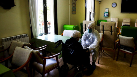 Voluntarios de la ONG Pro-Activa Open Arms trasladan a personas mayores de una residencia del centro de Barcelona a hospitales de la ciudad durante la trigésimo tercera jornada del estado de alarma sanitaria decretada por el Gobierno a caus