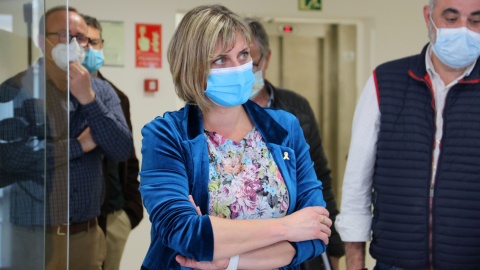 La consellera de Salut, Alba Vergés, de braços plegats durant la visita l'edifici de Paral·lel habilitat per acollir positius de residències. 15/04/2020 (horitzontal)