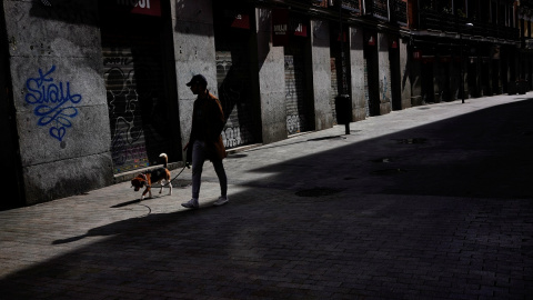 Un hombre pasea por el centro de Madrid durante el estado de alarma. REUTERS