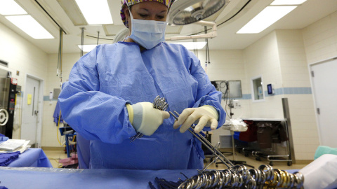 Una enfermera prepara una sala de quirófano en el Centro Médico de la Universidad de Mississippi en Jackson, Mississippi. Imagen de archivo. | Reuters