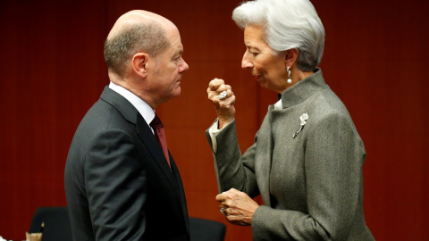La presidenta del BCE, Christine Lagarde, conversa con el ministro de Finanzas de Alemania, Olaf Scholz, en una reunión del Eurogrupo en Bruselas. REUTERS/Francois Lenoir