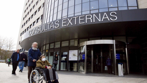 GRAFCAV3094. VITORIA, 04/03/2020.- Una mujer con mascarilla en el Hospital Universitario de Álava en Vitoria, donde hoy se ha anunciado que los casos de coronavirus se elevan a 17 en Euskadi después de que se hayan confirmado 4 nuevos posit