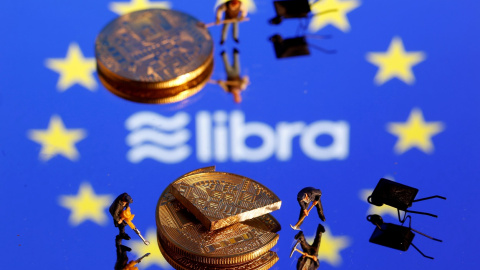 Representación de la moneda virtual de Facebook Libra con el fondo de la bandera de la UE. REUTERS/Dado Ruvic