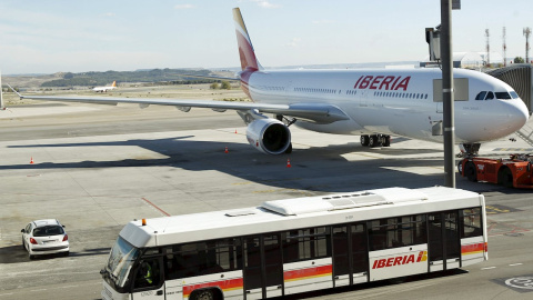 Avión de Iberia, en la T4 del aeropuerto de Barajas. EFE/J.J.Guillen