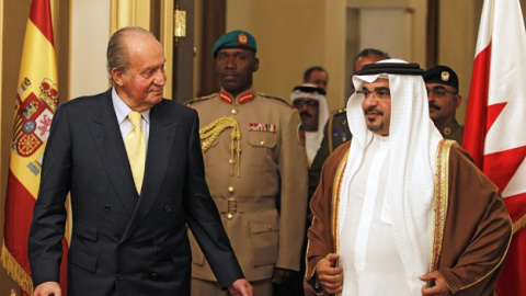 Don Juan Carlos y el príncipe heredero de Bahrein. ATLAS / EFE