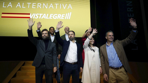 El líder de Vox, Santiago Abascal (c) junto con su secretario general Javier Ortega Smith (d), el europarlamentario Jorge Buxadé Villalba (3i), Iván Espinosa de los Monteros (i), Rocío Monaterio (3d), Macarena Olona Choclán (2d) e Ignacio G