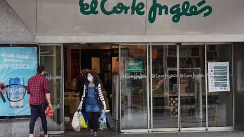 Una mujer sale de un centro de El Corte Inglés, tras realizar sus compras en el supermercado, en Pamplona. E.P/ Eduardo Sanz
