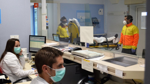 Pla general del servei d'urgències de l'Hospital de Palamós amb els professionals equipats amb mascaretes el 28 d'abril de 2020 (Horitzontal)