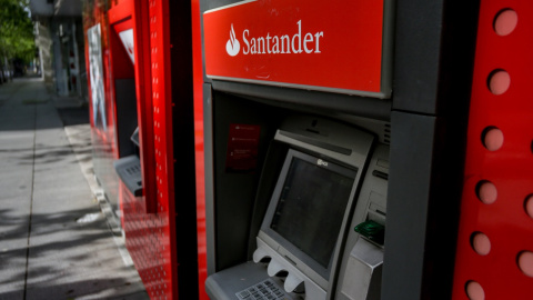 Cajero automático de una oficina del Banco Santander en Madrid. E.P.