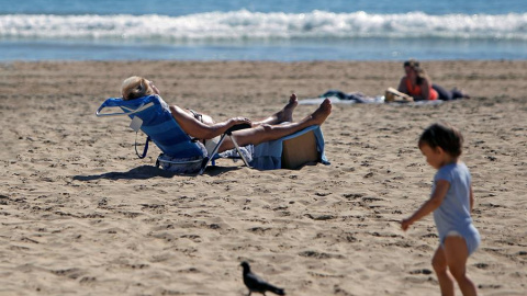 ALICANTE, 11/03/2020.- Varias personas disfrutan del buen tiempo y de las altas temperaturas en la playa de El Postiguet (Alicante). EFE/MORELL