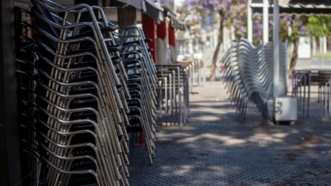Sillas apiladas en la terraza de un bar, dos día después de que el Gobierno central presentara su plan de desescalada en la crisis del coronavirus que afecta al sector hostelero. Europa Press / María José López