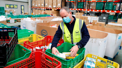 Voluntarios del Banco de Alimentos de Asturias trabajan en el almacén que tienen en el polígono de Argame en Oviedo. EFE/J.L. Cereijido