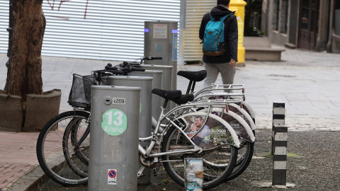 Vista de una estación de bicicletas en Salamanca este sábado. Las bicicletas podrían desempeñar un papel importante entre las medidas que prepara el Gobierno para el fin del confinamiento, como medio trasporte de menor propagación. EFE/J.M.