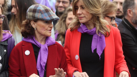Begoña Gómez (d), esposa del presidente de España, Pedro Sánchez, conversa con la vicepresidenta primera del Gobierno, Carmen Calvo (i), en la manifestación por el Día de la Mujer, este domingo en Madrid. EFE/ Rodrigo Jiménez
