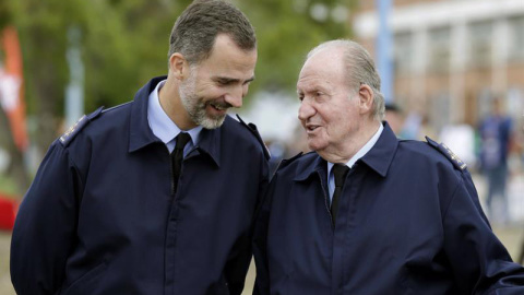 El rey Felipe VI, junto a su padre, Juan Carlos I. - EFE