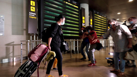 El primer avión que llega a Valencia procedente del extranjero cuyos viajeros están obligados a pasar una cuarentena ha aterrizado unos minutos antes de las 14 horas de este jueves en el aeropuerto de Manises, procedente de Zurich y operado