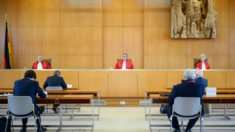 Los jueces del tribunal constitucional alemán, Peter M. Huber (i), Andreas Voßkuhle (el presidente, en el centro) y Doris König, durante la lectura del fallo del pasado 5 de mayo de 2020 en el que cuestionan el programa de compra de bonos