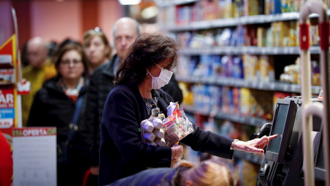 Una mujer hace la compra en un supermercado de San Sebastián. EFE/Javier Etxezarreta