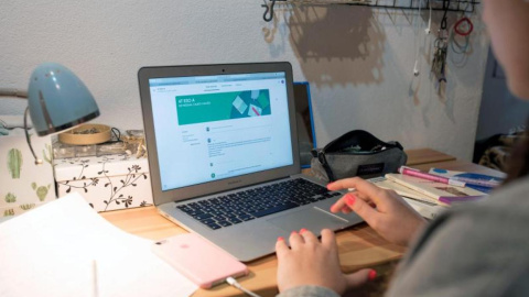 Una alumna trabaja en el aula virtual habilitada por su centro. / EFE