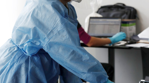 Una enfermera espera el resultado de pruebas para el coronavirus. EFE