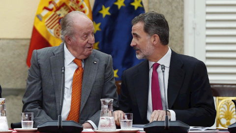 Fotografía de archivo, tomada el 14/05/2019, del rey Felipe VI (d) junto a su padre, el rey emérito Juan Carlos I, durante la reunión del patronato de la Fundación Cotec./EFE