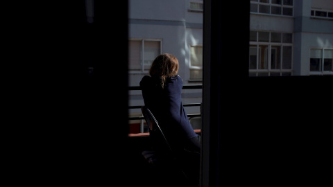 Una vecina de Orense toma el sol en el balcón de su vivienda durante el estado de alarma por la crisis del coronavirus. EFE//Brais Lorenzo/ Archivo