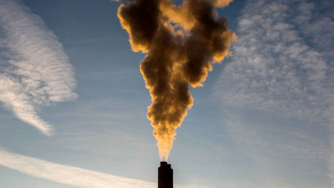 El humo se eleva desde una chimenea de una planta de procesamiento de basura a las afueras de Bruselas. (Yves Herman/Reuters)