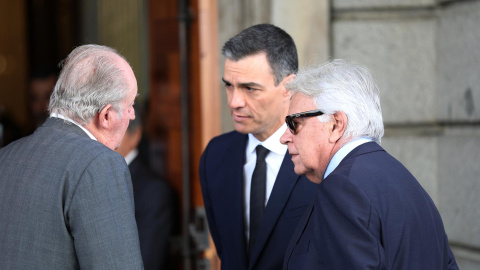 Imagen del presidente del Gobierno en funciones, Pedro Sánchez, con el rey emérito y Felipe González, en el velatorio de Rubalcaba. | EP