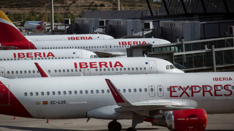 Vista de unos aviones de Iberia en la pista de la terminal T4 del aeropuerto Adolfo Suárez de Madrid casi vacío por la pandemia de coronavirus. EFE/Rodrigo Jiménez