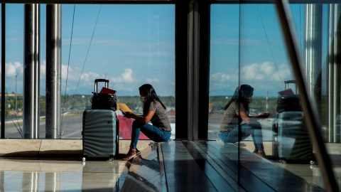 Una pasajera aguarda en la Terminal 4 del aeropuerto Adolfo Suárez Madrid Barajas. EFE/Rodrigo Jiménez/Archivo