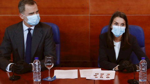 Felipe VI y Letizia durante su visita a la sede de Emergencias 112 de la Comunidad de Madrid, el 27 de abril, su primera actividad pública fuera de la Zarzuela a la que asistieron juntos desde que se decretara el estado de alarma. EFE/Casa