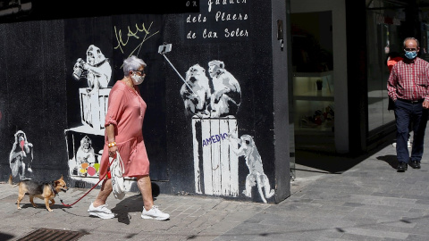 Dos ciutadans transiten pel carrer de la Mar de Badalona (Barcelona), durant el seixantè segon dia d'alarma decretat pel Govern espanyol a causa de la crisi de la Covid-19. EFE/Quique Garcia
